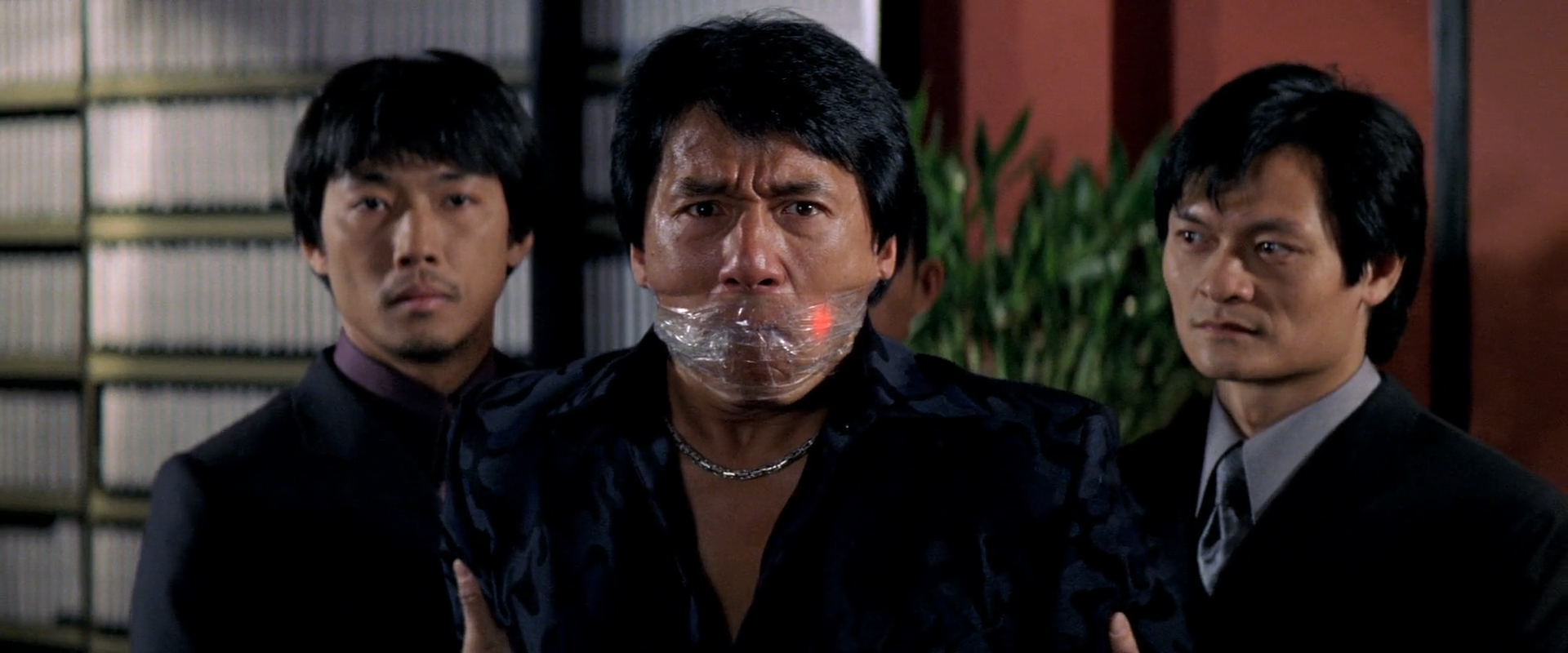 Rush hour 2... A lot of fun out here!!! 看到花絮成龙大哥说英语台词也总是大舌头口误，让我也有了许多感悟。 想着我的英语口语可能就这样了，L和TH的发音总是捋不顺舌头，non native speake